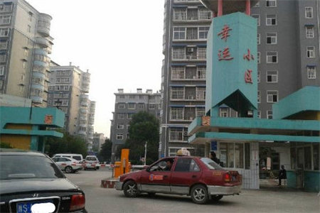 南城区彩虹苑4室2厅2卫85万133m2精装修证满两年